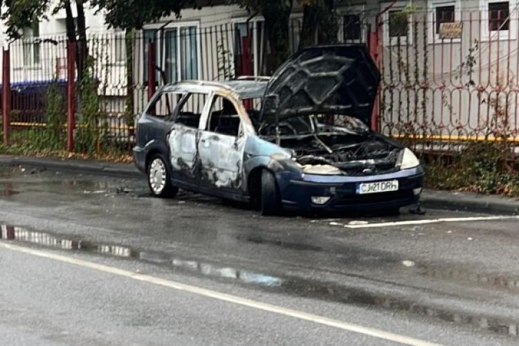 Un autoturism a luat foc pe o stradă din Cluj-Napoca. Pompierii au intervenit de urgență