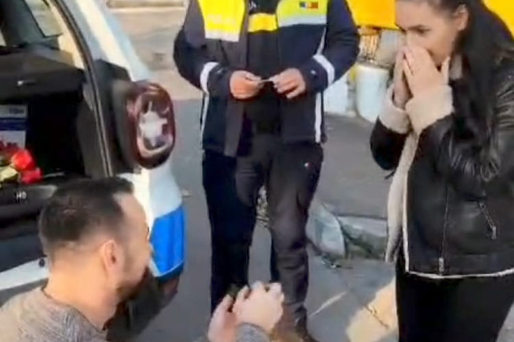 VIDEO. Moment emoționant în trafic! Un tânăr și-a cerut iubita în căsătorie, în fața unui echipaj de poliție care-l oprise în trafic