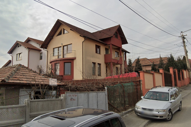 Proprietarul unei vile din Dâmbul Rotund, pus de Primăria Cluj să-și demoleze mansarda ilegală. Clujeanul își mărise casa cu 137 de mp fără autorizație