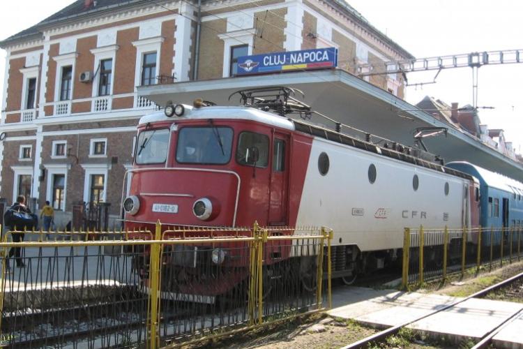 Două trenuri ce trec prin Cluj-Napoca, blocate pe șine! Pasagerii trebuie să se înarmeze cu răbdare, după o închidere accidentală a liniei de cale ferată