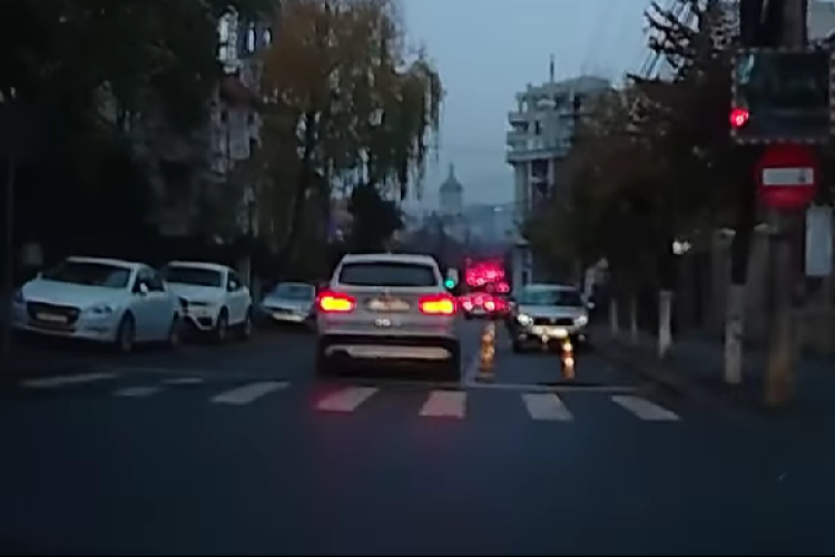 Nesimțire de Cluj! Un șofer a intrat pe contrasens cu toate că a primit flash-uri drept avertisment: ,,O nouă tactică” - VIDEO