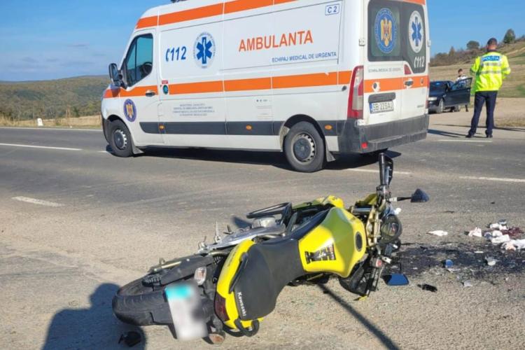 Accident rutier grav! Un motociclist a fost lovit în plin de o mașină. Medicii au intervenit de urgență 