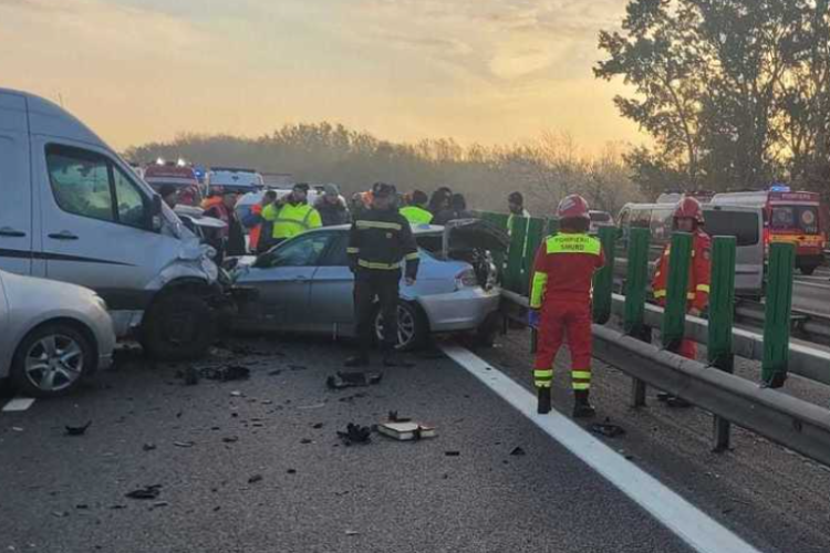 Zeci de persoane și 12 autoturisme au fost implicate într-un accident pe Autostrada Transilvania. Medicii au intervenit de urgență