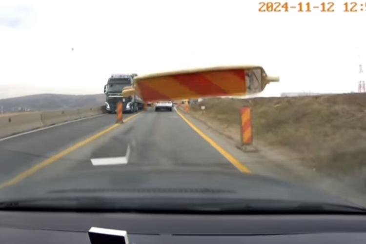 VIDEO. O baliză „zburătoare” a avariat mașina unui șofer din Cluj, după ce a fost acroșată de un utilaj de deszăpezire