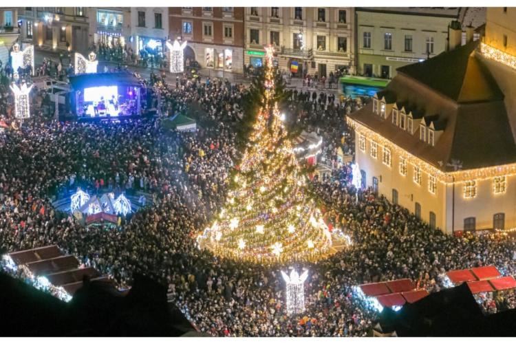 Cel mai înalt brad de Crăciun din România a fost instalat! Greutatea lui este de aproximativ 17 tone