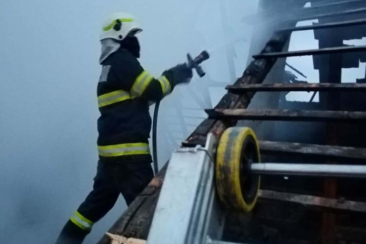 Intervenție de urgență a pompierilor clujeni pentru stingerea unui incendiu la o casă