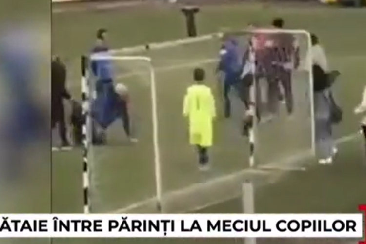 Cluj- Bătaie între părinți la un meci de fotbal al copiilor, în Bonțida. Copiii încercau să își despartă parinții care se loveau cu picioarele VIDEO