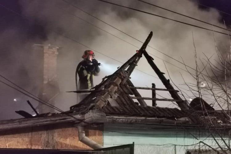 Incendiu în Florești, Cluj. Unei case i-a luat foc acoperișul. Oamenii au luptat cu tot ce au avut să-și salveze locuința