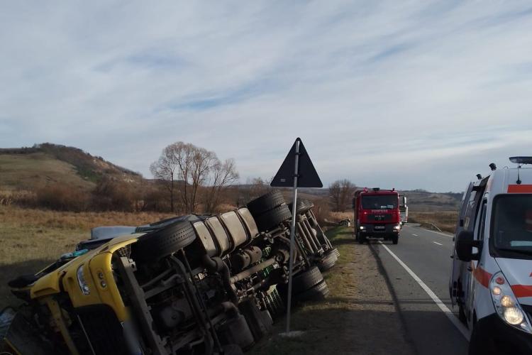 Accident grav pe un drum din Cluj! Un tânăr primește îngrijiri medicale, după ce un TIR s-a răsturnat