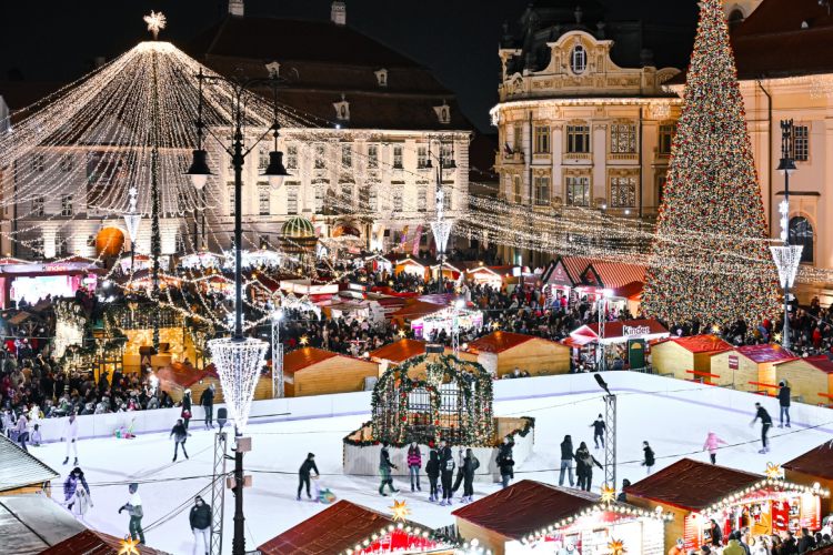 Cât au ajuns să coste două sarmale la Târgul de Crăciun din Sibiu. Vizitatorii au în față bucate delicioase, dar cu prețuri piperate