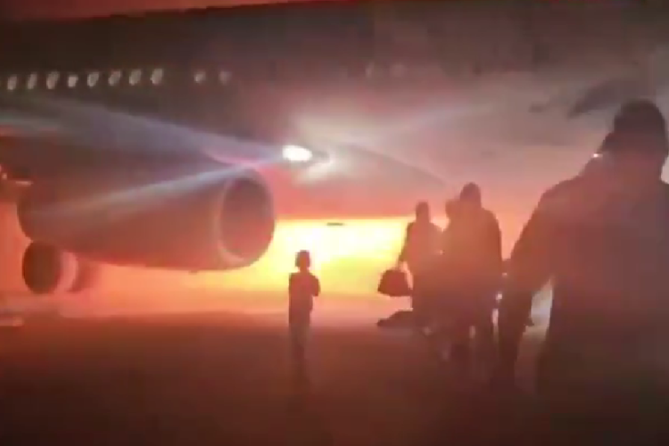 VIDEO Un avion plin cu pasageri a luat foc pe un aeroport din Turcia. Aeronava a fost cuprinsă de flăcări imediat după aterizare