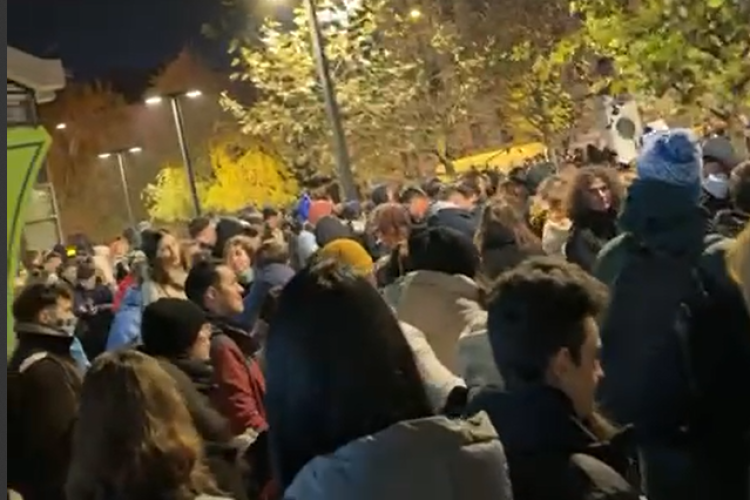 Sute de tineri protestează la această oră în fața Prefecturii Cluj pentru democrație: „Iubirea de țară nu e legionară” VIDEO