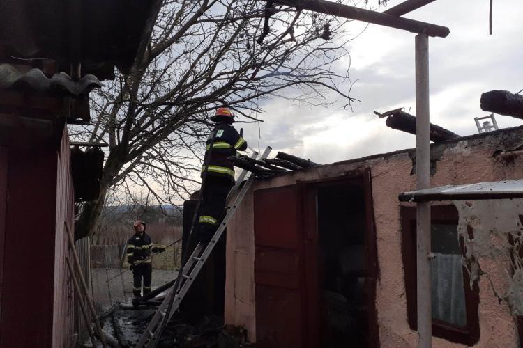 Incendiu în Cluj! O anexă a fost cuprinsă de flăcări. A existat pericolul ca focul să se extindă și la casa din apropiere