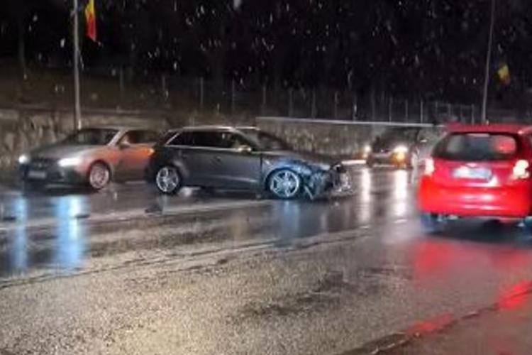 Accident pe ninsoare, pe Calea Turzii din Cluj-Napoca. Un Audi a intrat în coliziune cu un alt autovehicul VIDEO