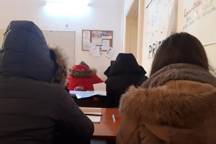 FOTO. Elevii unui liceu din Cluj-Napoca îngheață de frig în bănci, la temperaturi de 12 grade! Șefa IȘJ: „A apărut o defecțiune la instalația termică”