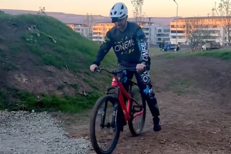 VIDEO- Primarul Floreștiului, senzații „tari” pe pista de Dirt Bike din noul parc sportiv. Pivariu, expert în pedalat, testează pista alături de pasionați