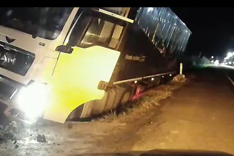 VIDEO Accident Cluj- Un șofer de TIR a ajuns cu totul în șanțul de pe marginea drumului și s-a oprit într-o poartă. Ar fi adormit la volan VIDEO