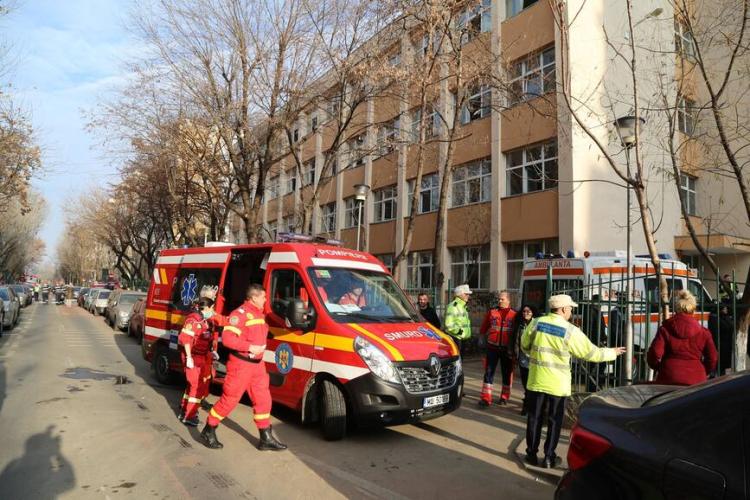 La un pas de tragedie! Doi elevi răniți la școală, după ce s-a prăbușit o parte din tavan peste ei. Restul elevilor au fost evacuați de urgență 