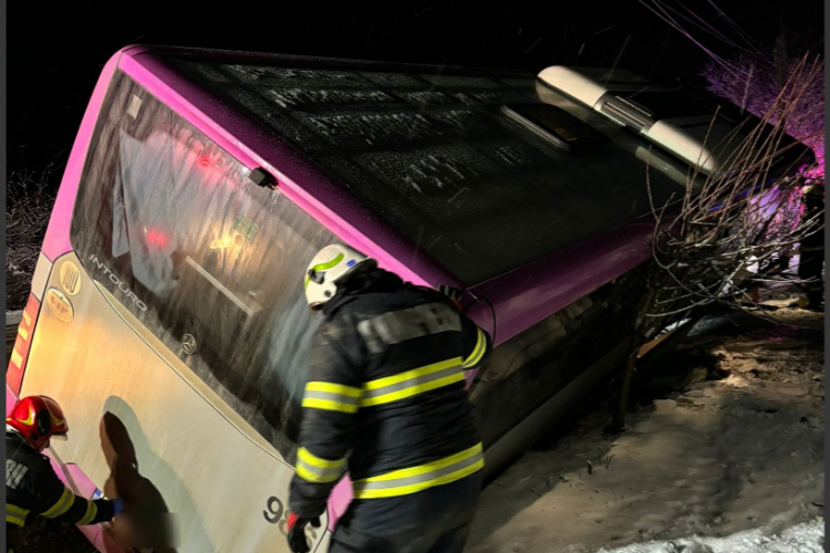 Accident grav în Chinteni! Un autobuz al CTP Cluj s-a rasturnat complet pe marginea drumului! Șoferul, evaluat de echipajul de terapie intensivă FOTO