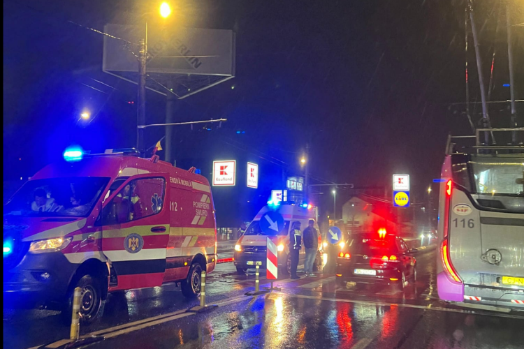 Accident în această seară pe strada Aurel Vlaicu din Cluj-Napoca: O femeie de 64 de ani, lovită de o mașină condusă de un tânăr FOTO