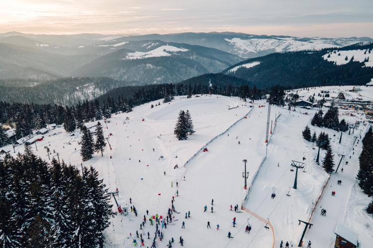 O stațiune din Ardeal își deschide deja pârtiile! Cât trebuie să scoată din buzunare iubitorii sporturilor de iarnă pentru o zi de distracție