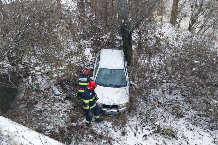 Accident rutier GRAV într-o comună din Cluj. O mașină a aterizat sub un pod / Un bărbat primește în aceste momente îngrijiri medicale