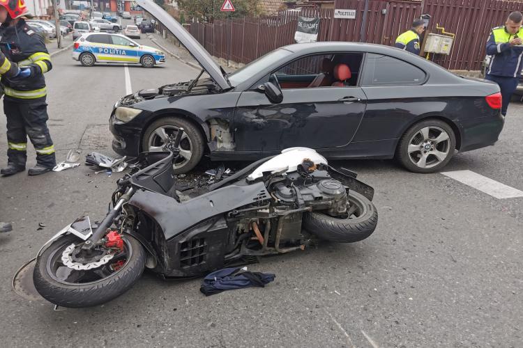 Accident GRAV pe o stradă din Cluj-Napoca. Un tânăr, de 23 de ani, extras de sub motocicletă de pompieri / A fost transportat de urgență la spital