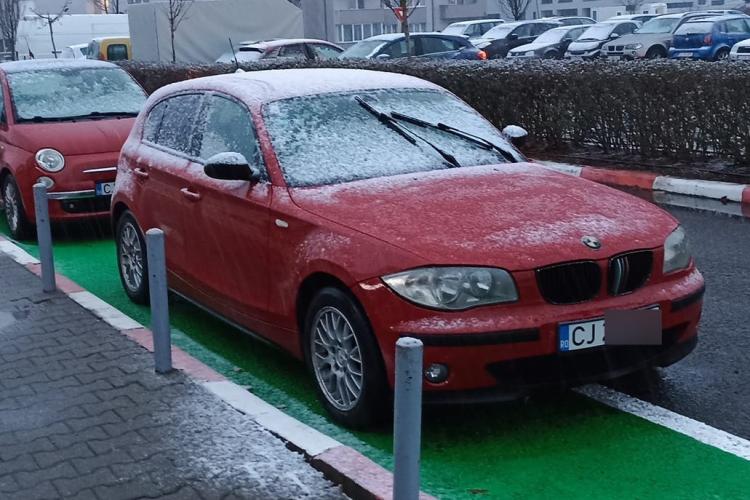 Șoferii din Cluj au găsit rezolvarea! Pistele de bicicletele de la Vivo au fost transformate în parcare: ,,Fiecare cum are chef” - FOTO