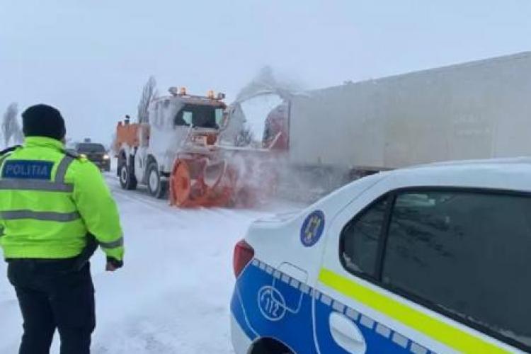 Ninsorile abundente au dat peste capul traficul pe drumurile clujene! Poliția aplică sancțiuni pentru lipsa deszăpezirii