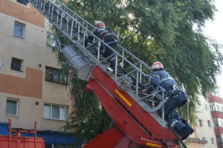 Un băiat a căzut de la înălțime pe strada Aurel Vlaicu din Cluj. Pompierii l-au coborât cu greu de pe copertina unui bloc. A fost dus de urgență la spital