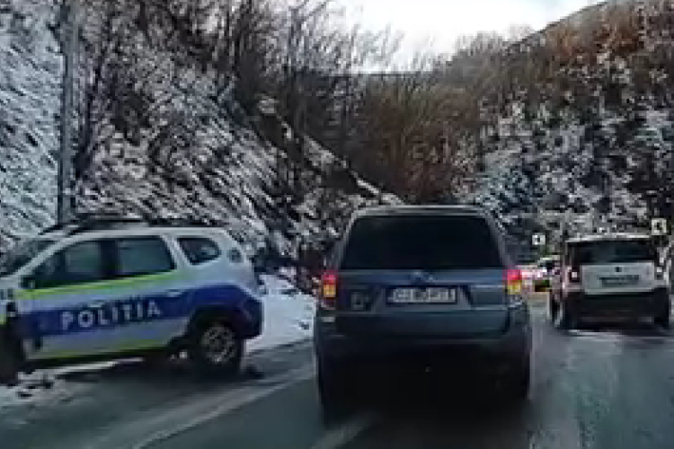 Drumarii amendați de polițiști, după ce o mașina de poliție a fost implicată într-un accident pe un drum cu polei din Cluj - VIDEO