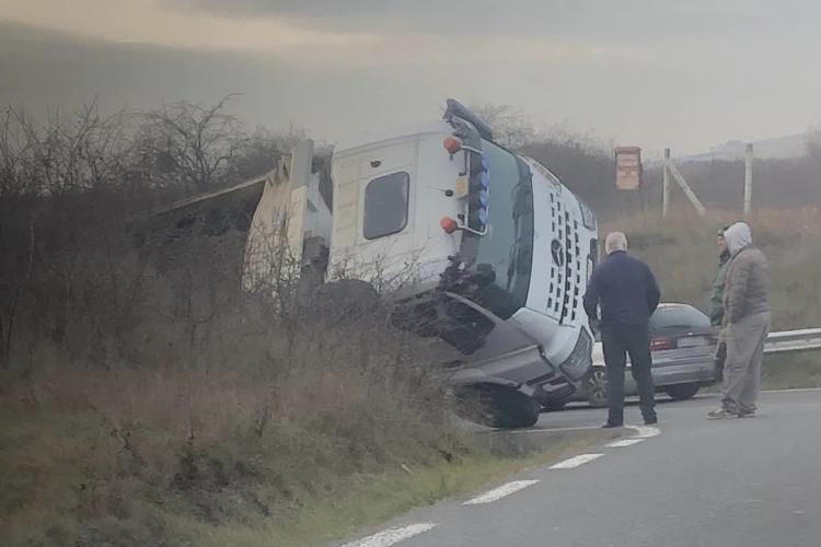 Cluj: Accident rutier pe varianta Grigorescu - Florești. O basculantă s-a răsturnat într-o curbă