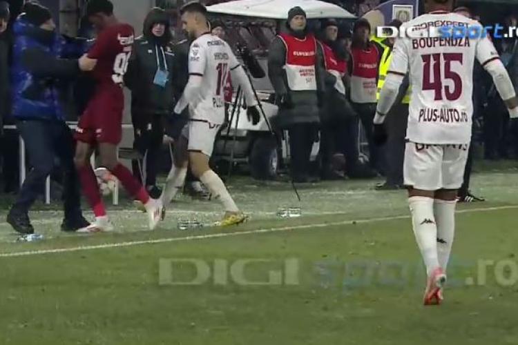 Jucătorul CFR Cluj, Nkololo, i-a dat un cot involuntar și i-a spart buza antrenorului Șumudică de la Rapid VIDEO