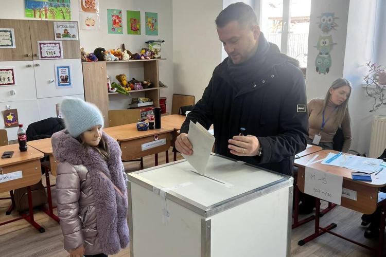 Moment emoționant la urne! Primarul din Florești a venit la vot însoțit de fetița lui. Responsabilitatea votului se învață încă din copilărie - FOTO 