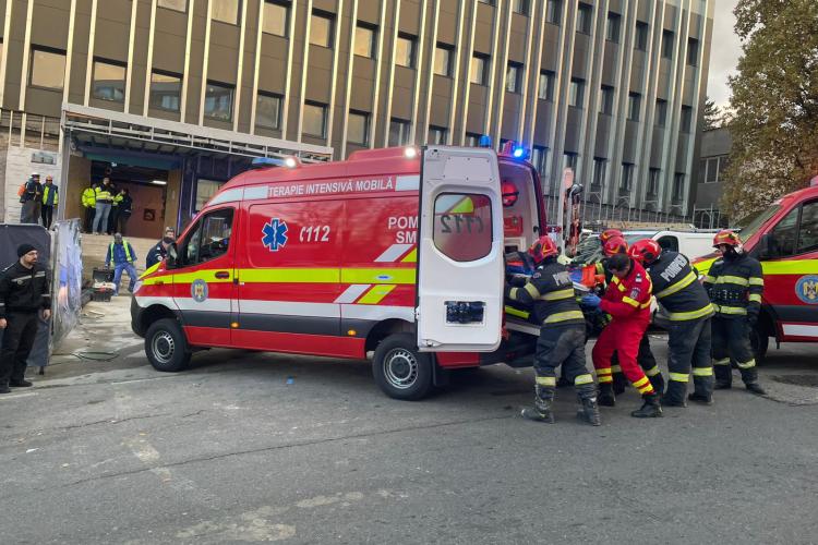 Accident Cluj: Un tânăr a fost grav rănit după ce a căzut în puțul unui lift de pe strada Pasteur din Cluj-Napoca. Pompierii l-au scos cu greu FOTO