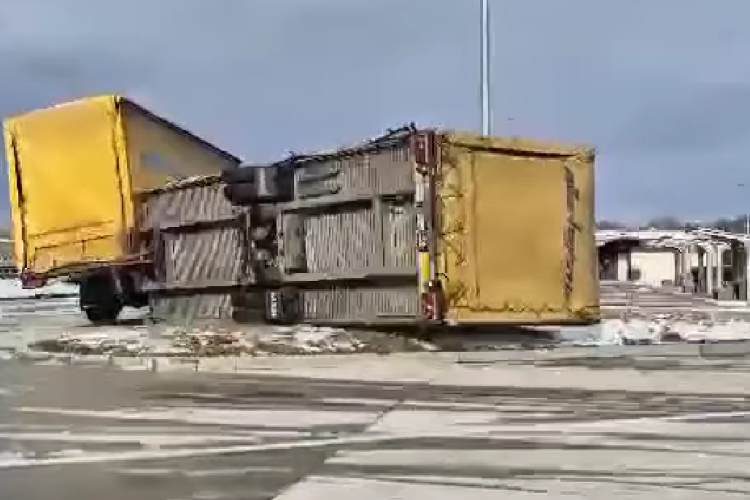 Vântul face ravagii pe Autostrada A1. Remorca unui camion a fost răsturnată - VIDEO 