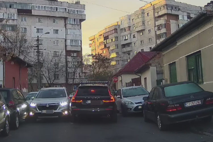 În traficul din Cluj e ca în junglă! O mașină parcată neregulamentar a fost avariată după ce doi șoferi au preferat să ,,se înghesuie” pe stradă - VIDEO