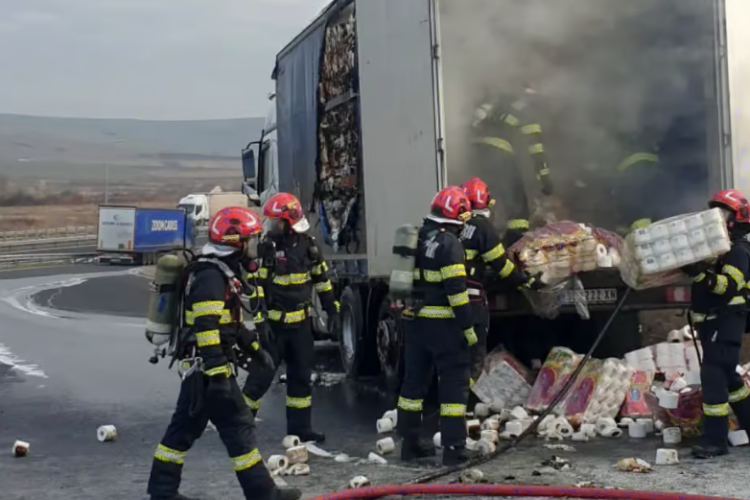 Un camion încărcat cu hârtie igienică a fost cuprins de flăcări pe autostrada A1. Pompierii au intervenit de urgență