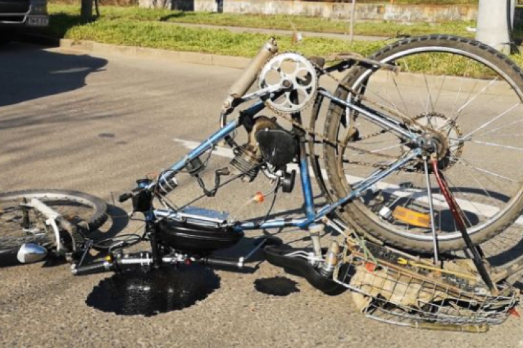 Un biciclist și-a pierdut viața după ce a fost lovit de un tractor. Șoferul era băut la primele ore ale dimineții