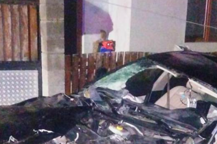 Accident cumplit! Un tânăr și-a pierdut viața după ce s-a înfipt într-un stâlp cu un Audi. Jumătate din mașină, găsită la 50 de metri distanță - FOTO