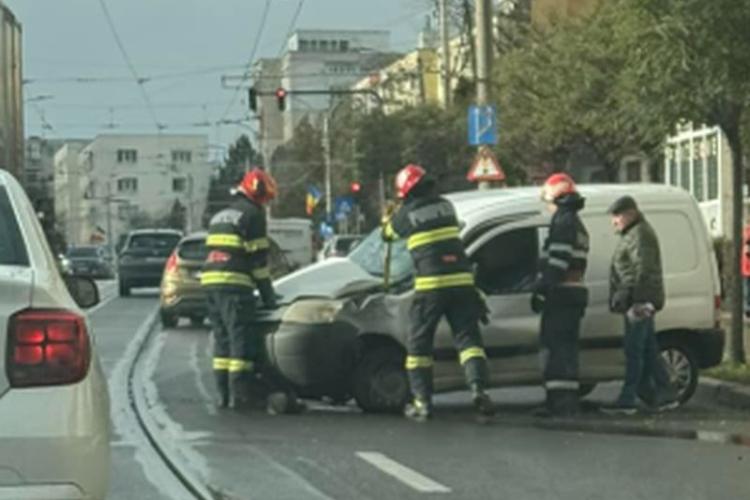 Cluj: Accident rutier pe strada Primăverii. O mașină a fost avariată puternic - FOTO