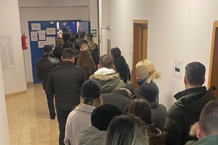 Zeci de tineri stau la coadă să voteze în Cluj. Aproape 50% dintre clujeni s-au prezentat la urne - FOTO