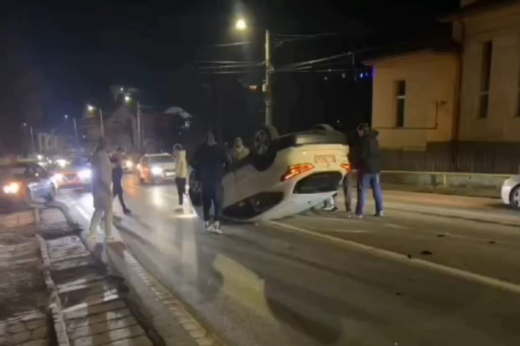 Accident spectaculos în Feleacu, Cluj! O mașină s-a răsturnat pur si simplu, cu totul, pe DN 1. FOTO VIDEO