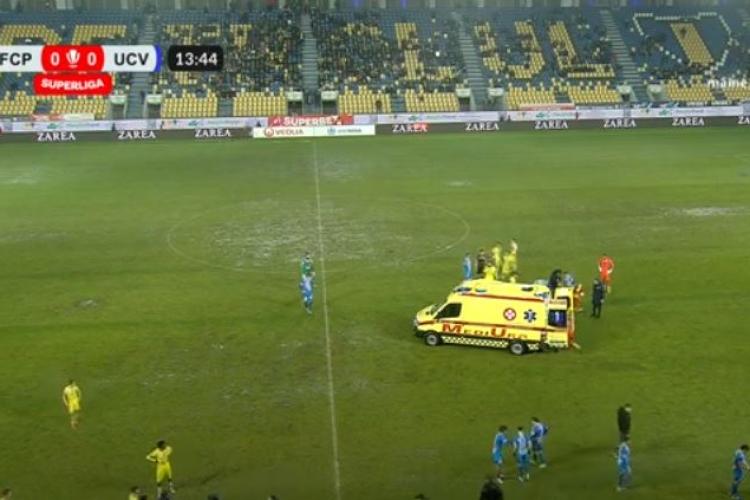 Momente de panică la un meci de ieri din Superliga. Un jucător s-a prăbușit din senin pe gazon și a fost dus de ambulanță VIDEO