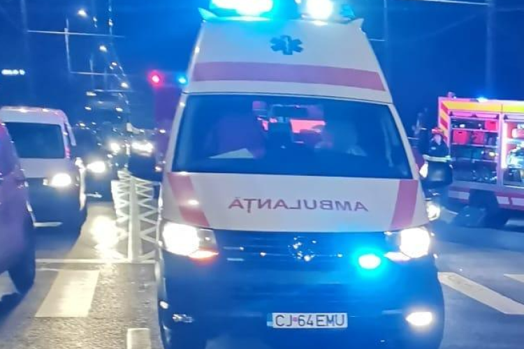 Accident pe strada Traian Vuia din Cluj-Napoca. Un microbuz și o mașină implicate. Pompierii acordă ajutor unei victime FOTO