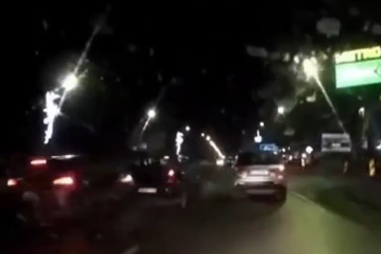 VIDEO LIVE Cum s-a produs accidentul surprins LIVE la Metro Cluj: Un tânăr nu s-a asigurat și a urmat un accident cu trei mașini implicate