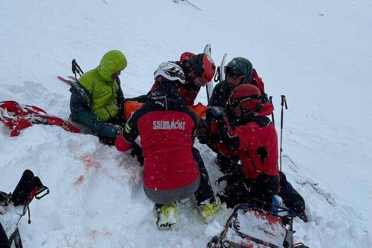 Doi turiști, surprinși de o avalanșă în zona Bâlea Lac! Femeia a fost acoperită complet de zăpadă, dar a fost salvată de angajații hotelului din zonă