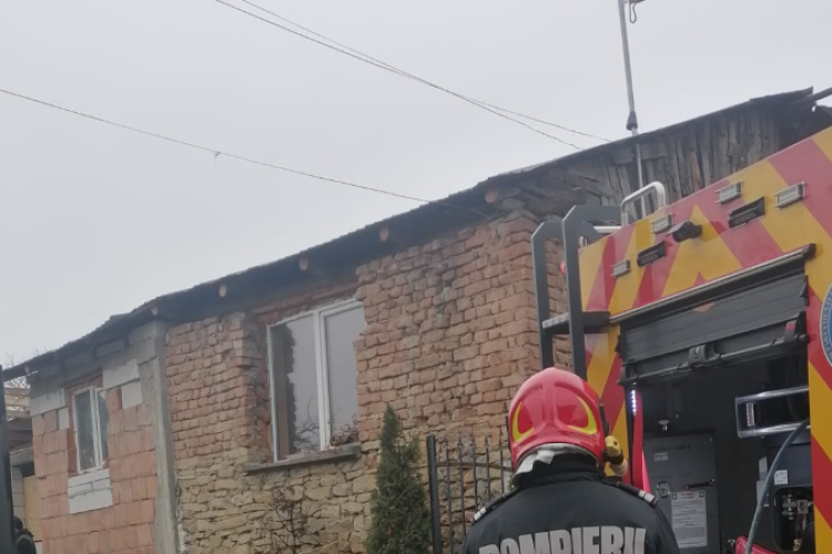 Incendiu în Cluj! O casă a fost cuprinsă de flăcări. Pompierii se luptă în aceste momente să stingă focul - FOTO și VIDEO