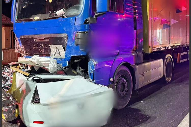 Accident GRAV în Cluj: Două persoane încarcerate, în stare critică, în urma unui accident. UPDATE: Ambele persoane au murit FOTO