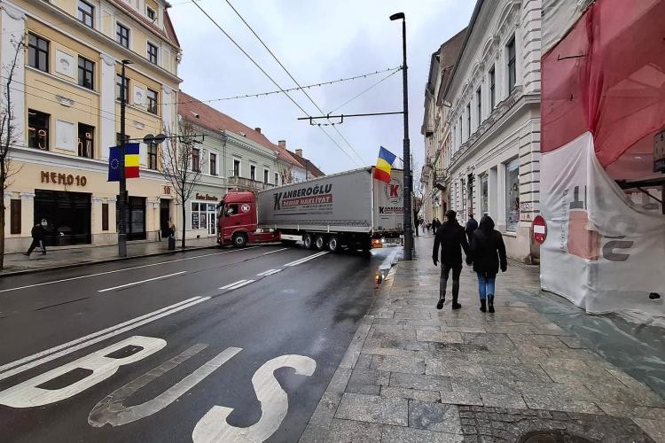 Trafic  paralizat în centrul Clujului! Un TIR a blocat toate benzile FOTO/VIDEO